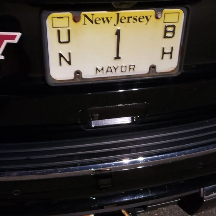 jeep with visible license plate (2019-11-26)