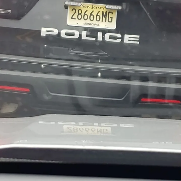 police vehicle in traffic (2021-10-23)