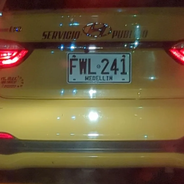 yellow taxi in medellin (2022-12-12)